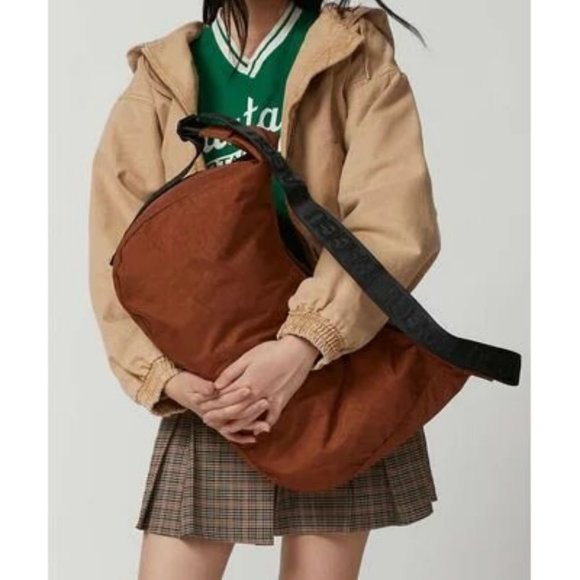 NWT Baggu Large Nylon Crescent Bag - Brown - Picture 6 of 9